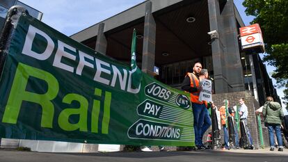 Un piquete sindical en la puerta de la estación de Euston, en Londres, este martes