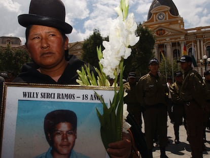 Una mujer sostiene una imagen de su hijo asesinado durante las protestas de 2003 en El Alto, en una imagen de archivo.