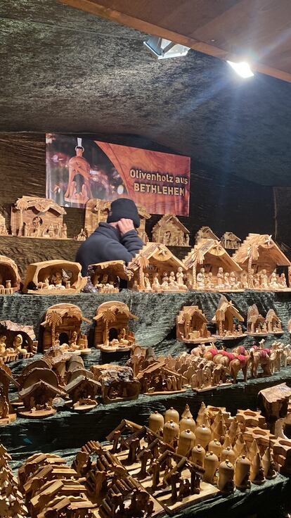 De entre todos los puestos de artesanía hay uno que llama mi atención por lo sencillo. Bethlehem, belenes hechos con madera de Belén, dice su inscripción. 