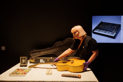 Guitarra acústica usada por David Bowie en la década de 1970.