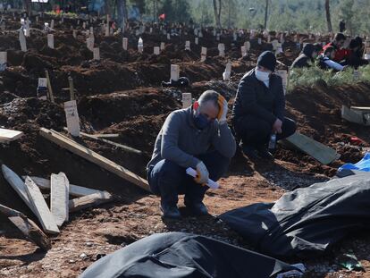 Una imagen del cementerio de Kahramanmaras, donde varios cadáveres esperan para ser enterrados.