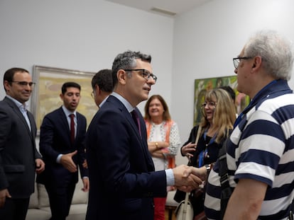 El ministro de la Presidencia, Félix Bolaños, a la derecha, saluda a una víctima de abusos sexuales en la Iglesia, durante una reunión con las principales asociaciones de afectados este lunes en Madrid