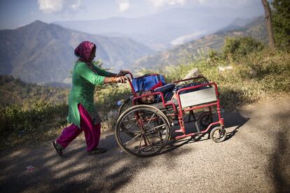 Sita Giri, de 36 años, la madre de Basudev, le lleva todos los días que puede al colegio, a un kilómetro de la tienda. Tienen que subir una empinada carretera asfaltada solo en un tramo. Cuando Sita está muy dolorida y cansada por la brecha que una roca le hizo en la cabeza durante el terremoto, es la hermana pequeña de Basudev quien se encarga de esta tarea.