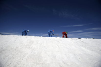 Unos labradores trabajan en la plantación de litio de Rockwood, un salar del desierto de Atacama (Chile). Este es el mayor depósito de litio actualmente en producción del mundo. El litio, conocido como 'vaselina blanca', impulsa gran parte del mundo moderno. Es un componente fundamental de baterías recargable para teléfonos móviles o coches eléctricos.