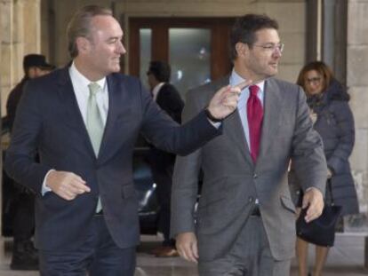 Alberto Fabra y el ministro Rafael Catal&aacute; en Alicante, el 29 de diciembre.
  
  
 