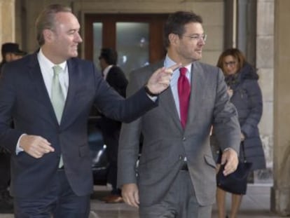 Alberto Fabra y el ministro Rafael Catal&aacute; en Alicante, el 29 de diciembre.
  
  
 