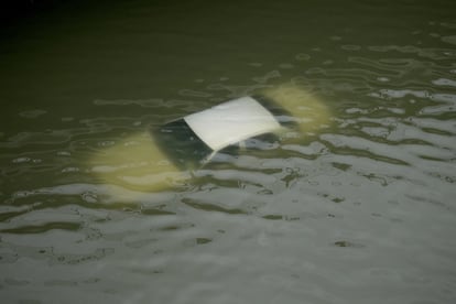 Carro submerso depois da tormenta tropical Harvey em Houston.