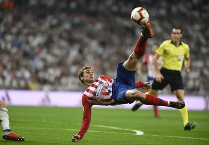 El delantero francés del Atlético de Madrid, Antoine Griezmann (d), intenta rematar ante el defensa del Real Madrid, Dani Carvajal.