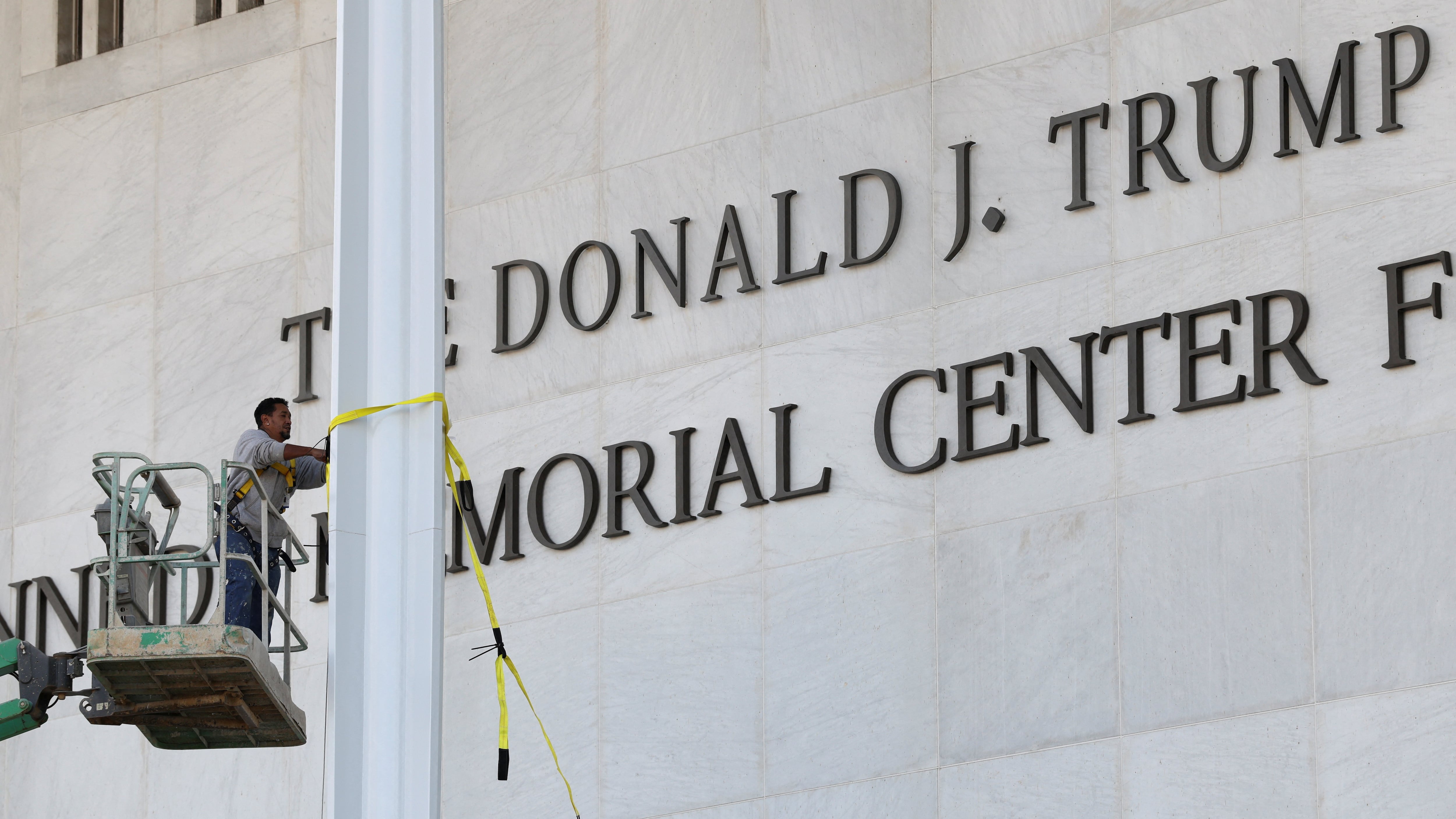 La sentencia que ordena retirar el nombre de Trump del Kennedy Center deja en el aire el cierre de la institución cultural