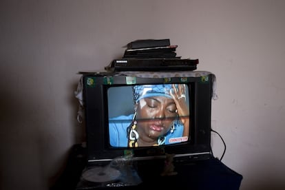 Los pocos haitianos que se permiten tener televisión reporducen videos traidos de su país donde la música habla de los momentos vividos tras el terremoto