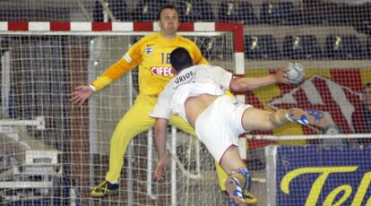 <b>EL MEJOR PORTERO DEL MUNDO</b> Ha sido nombrado por la Federación Internacional de Balonmano mejor portero del mundo dos años, en el 2000 y en el 2001. Además, en el año 2003 fue incluido en la selección mundial ideal. "Fue un reconocimiento a un trabajo bien hecho. Pero para mí nunca supuso haber alcanzado una meta. Al contrario, fue una motivación suplementaria para seguir trabajando, para mejorar cada día". En la imagen, Barrufet trata de para un disparo de Uríos en un partido frente al Ciudad Real de esta temporada