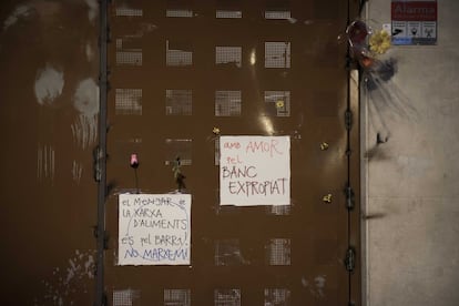 La puerta del Banc Expropiat con carteles de protesta.