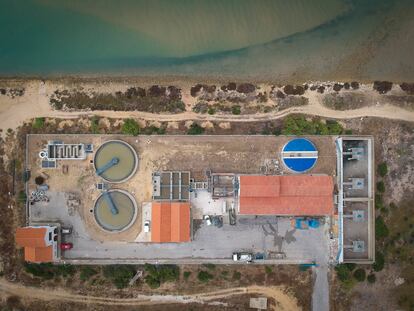 Vista áerea de la depuradora de Barbate (Cádiz), que no cumple los requisitos de tratamiento que exige la ley europea (imagen de archivo).