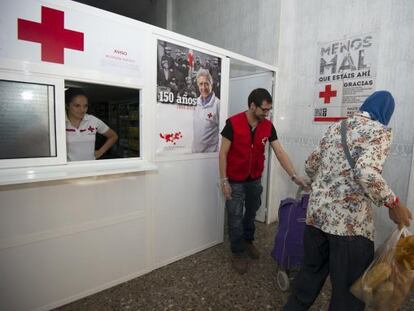 Una mujer argelina acude a la sede de Cruz Roja de Mislata a por comida.