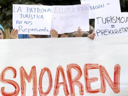 Un grupo de jóvenes protesta contra los turistas frente al museo San Telmo de San Sebastián