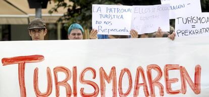 Un grupo de jóvenes protesta contra los turistas frente al museo San Telmo de San Sebastián