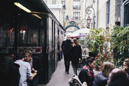 Comida biológica, decoración 'vintage' y encanto urbanita puesto al día en tres distritos de moda en la orilla derecha del Sena. En la imagen, restaurantes en el Marché des Enfants Rouges.
