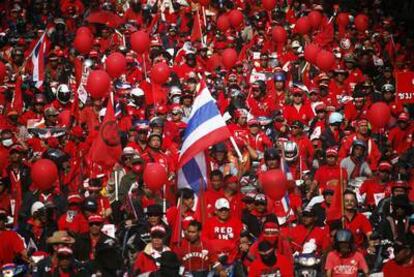 Miles de manifestantes inician la marcha de protesta, ayer, en Bangkok.