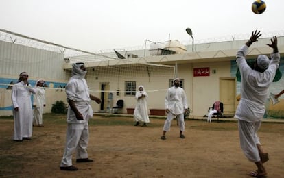 Ex-militantes da Al Qaeda egressos de Guantánamo, no centro saudita em 2009.