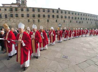 Obispos españoles en la plaza de la Quintana de Santiago de Compostela.