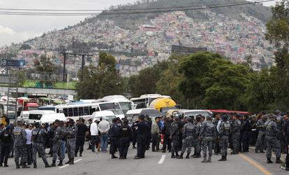 Policías federales bloquean una de las vialidades de Ciudad de México.