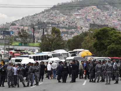 Policías federales bloquean una de las vialidades de Ciudad de México.