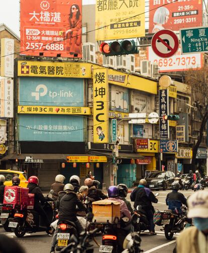 Tráfico denso en una calle de Taipéi. En Taiwán hay casi 14 millones de motocicletas para una población de 23 millones.