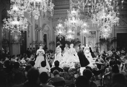 Desfile de moda en la Sala Bianca del Palazzo Pitti en 1955.