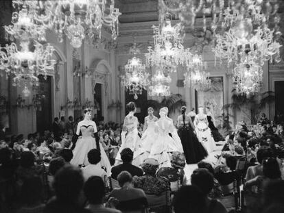 Desfile de moda en la Sala Bianca del Palazzo Pitti en 1955.