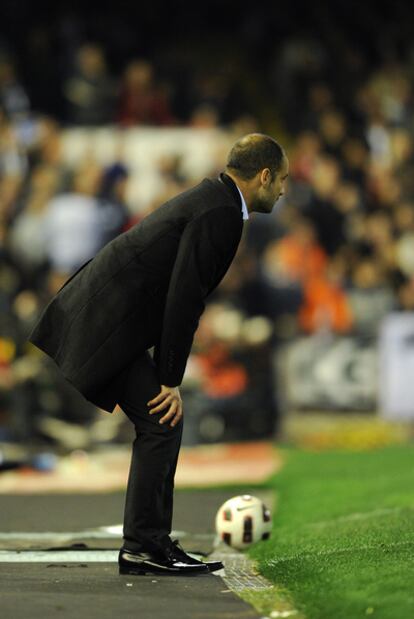 El entrenador del Barcelona, Pep Guardiola, durante el Valencia-Barcelona de la temporada 2010-2011.