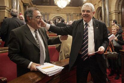 Pasqual Maragall (a la derecha), junto al consejero de Política Territorial, Joaquim Nadal.