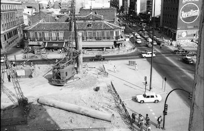 Obras de construcción del puente de Vallecas, en julio de 1976.