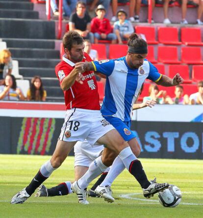 Tuni trata de robar el balón a Osvaldo en presencia de otro defensa del Nàstic.