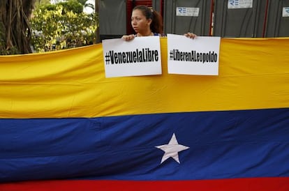 Una manifestante pide la libertad de Leopoldo L&oacute;pez.