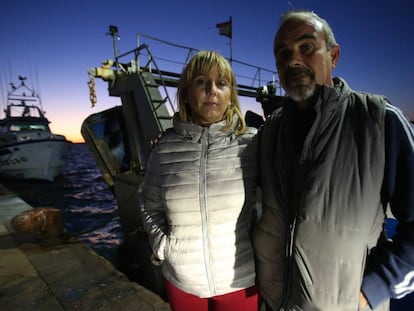 José Durá e sua mulher, Pepi Ir-lhes, no porto de Santa Pola, enquanto esperam notícias de seu filho.