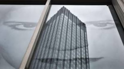 La sede del Banco Central Europeo reflejada en la fachada acristalada de la Opera House de Fráncfort Main, Alemania. EFE/Archivo