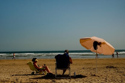 Dos mujeres en la playa de Laredo, en Cantabria, este miércoles.