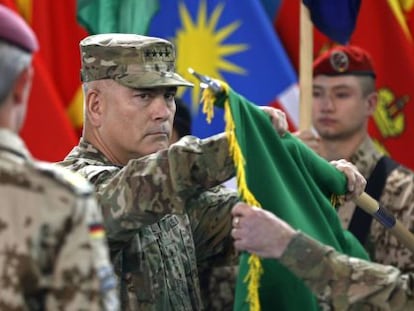 Arriada de la bandera de la ISAF este domingo en Kabul.