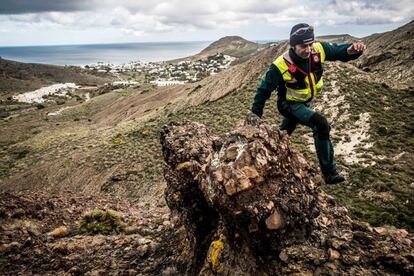 Un agente de la Unidad Especial de Montaña, SEREIM, busca cerca de la localidad de Las Negras (Almería), el 5 de marzo de 2018.