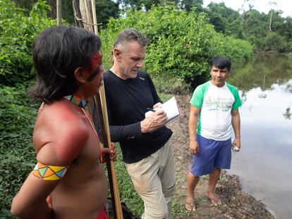 El reportero Dom Phillips entrevista a dos vecinos en una aldea del estad brasileño de Roraima, en noviembre de 2019.