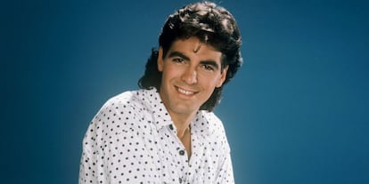 En 1978, con solo 17 años, George Clooney apareció por primera vez en pantalla como extra en una miniserie estadounidense. Este pequeño papel fue solo el principio de la carrera de uno de los actores más reconocidos y exitosos de Hollywood, que este 7 de mayo cumple 55 años. Repasamos en imágenes su trayectoria.