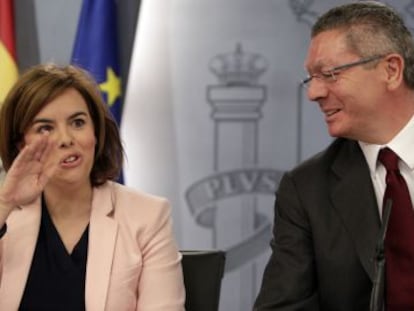 Alberto Ruiz Gallardón junto a Soraya Saez de Santamaría, en una rueda de prensa.