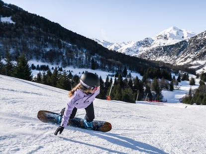 Una chica practicando snow en una de las pistas de Grand Tourmalet, en el Pirieno francés.