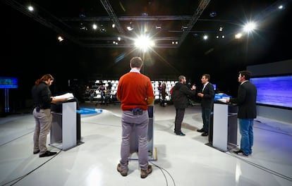 Indicaciones a Carlos de Vega durante el ensayo general del debate de EL PAÍS