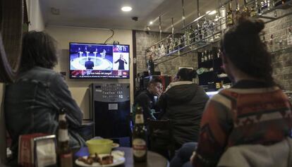 Los clientes de un bar de Madrid siguen el debate electoral de TVE.