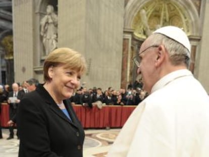 Merkel, sin velo y con pantalones