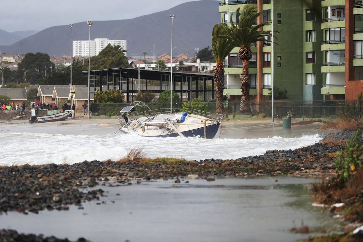 Un temporal histórico deja a casi cien mil personas aisladas en Chile