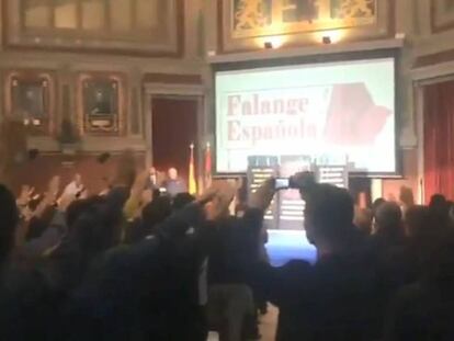 Imagen de un vídeo difundido en la cuenta de Twitter de la Falange del acto que celebraron en el Ateneo de Madrid.