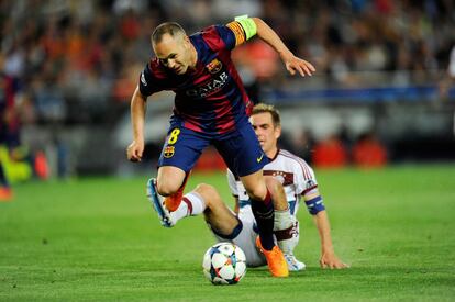 Iniesta deixa Lahm enrere.