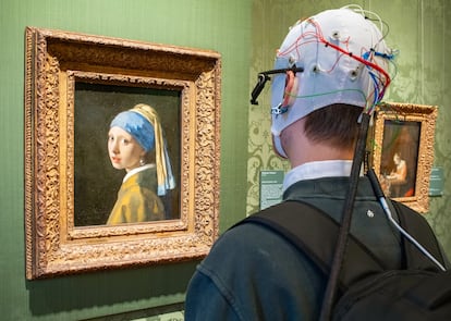 Uno de los participantes en el experimento para ver la respuesta neurológica a 'La joven de la perla', en la galería Mauritshuis.